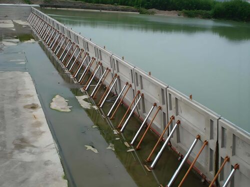 折叠杆液压坝安装案例：狭窄河道折叠杆液压坝定制安装工程案例实景图